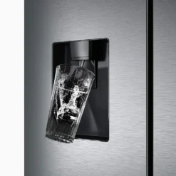 Hisense RF632N4WIE French Door Kühl-Gefrierkombination/ NoFrostPlus/ Inverter-Kompressor/ Wasserspender/ CrispZone/ 200 Cm/ Kühlteil 336 L/ Gefrierteil 149 L/ 38 DB/ 295 KWh/ Jahr/ Inox-Look -Küchen Profi 193294a7032b4b3851f01eaced14364f