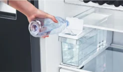 Hisense RS694N4TFE Kühl-/Gefrierkombination Side By Side NOFROST - Electronic Touch Control - Ice Crusher - Wasserspender Mit Integrierten Wassertank - Volumen 562l (371l Kühl / 185l Gefrier) - Chrom Weinregal - Inverter-Kompressor -Küchen Profi 9c0f2b01a92f8088245c49a18e16ab54