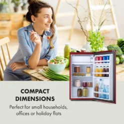 Klarstein Yummy Kühlschrank , 90 Liter Fassungsvermögen , Gefrierfach: 8 Liter , Kühlschrank: 82 Liter , Verchromte Verblendung , , Kühlmittel: R600a , 41dB , 3 X Gitterboden , Halb Automatische Abtau-Funktion , Inkl. Tropfschale , Rot -Küchen Profi dd03957a8cc68044913f1857fc5aeb58